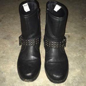 Super cute low ankle black Motto boots
